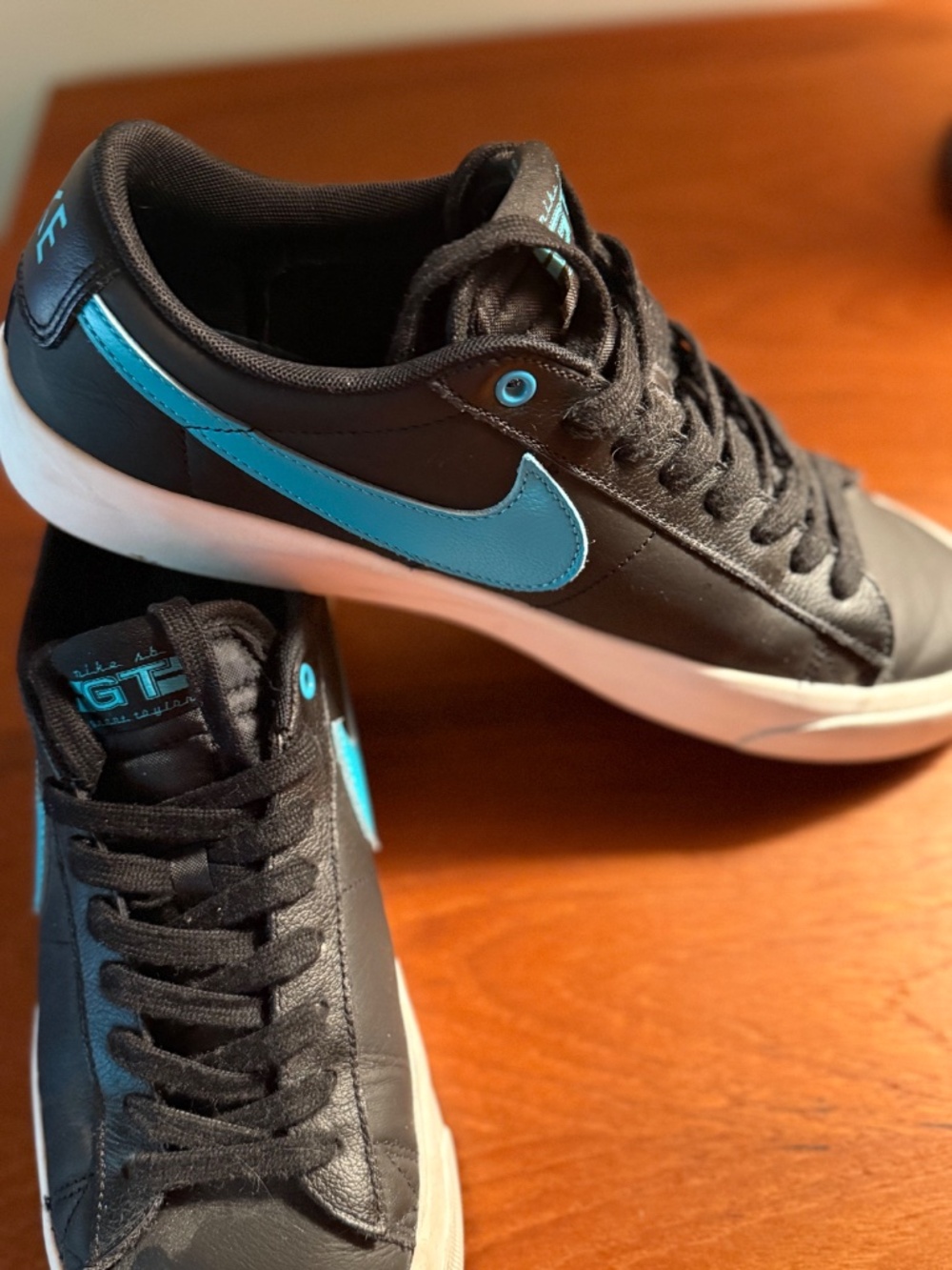 nike sneekers size 10.5 black with blue swish - Picture 3 of 7